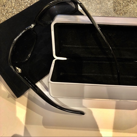 DKNY SIGNATURE CHIC SQUARE SUNGLASSES w/CASE GUC - Picture 6 of 7